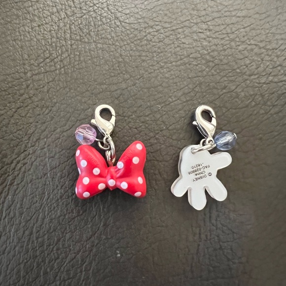 Two Disney charms:Minnie’s bow & mickeys hand - Picture 2 of 2